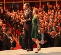 Don Felipe y Doña Letizia a su llegada al Teatro Campoamor para hacer entrega de los Premios Príncipe de Asturias 2013